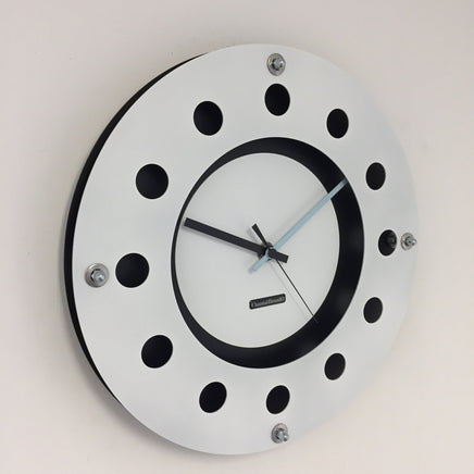 BeoXL - Wandklok wit flens mecanica volledige zwart met witte kleine binnen cirkel blauwzwart pointer modern dutch design handgemaakt 40 cm