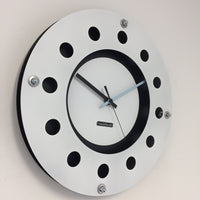BeoXL - Wandklok wit flens mecanica volledige zwart met witte kleine binnen cirkel blauwzwart pointer modern dutch design handgemaakt 40 cm