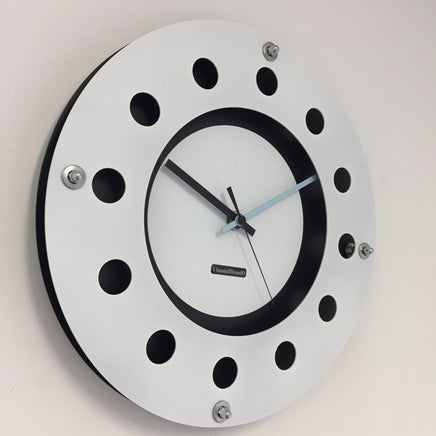 BeoXL - Wandklok wit flens mecanica volledige zwart met witte kleine binnen cirkel blauwzwart pointer modern dutch design handgemaakt 40 cm