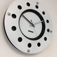 BeoXL - Wandklok wit flens mecanica volledige zwart met witte kleine binnen cirkel blauwzwart pointer modern dutch design handgemaakt 40 cm