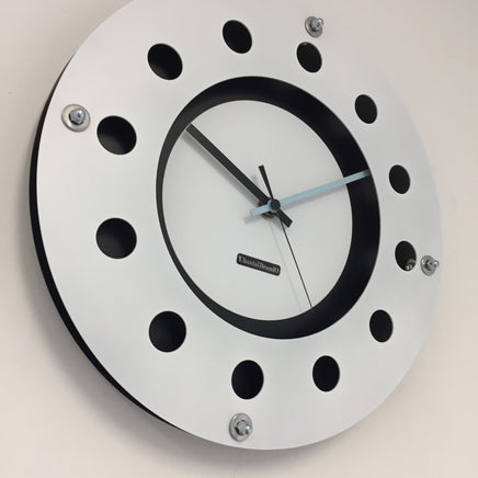 BeoXL - Wandklok wit flens mecanica volledige zwart met witte kleine binnen cirkel blauwzwart pointer modern dutch design handgemaakt 40 cm