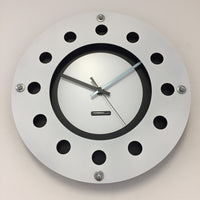 BeoXL - Wandklok wit flens mecanica volledige zwart met witte kleine binnen cirkel blauwzwart pointer modern dutch design handgemaakt 40 cm