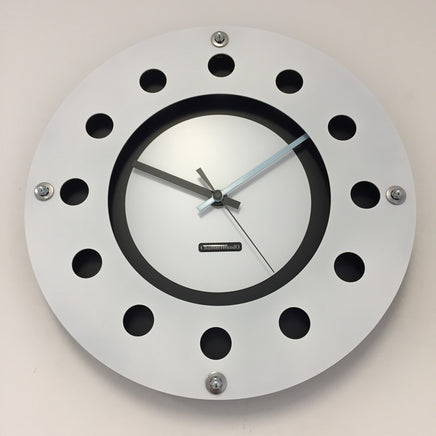 BeoXL - Wandklok wit flens mecanica volledige zwart met witte kleine binnen cirkel blauwzwart pointer modern dutch design handgemaakt 40 cm