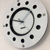 BeoXL - Wandklok wit flens mecanica volledige zwart met witte kleine binnen cirkel blauwzwart pointer modern dutch design handgemaakt 40 cm
