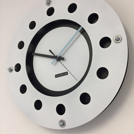 BeoXL - Wandklok wit flens mecanica volledige zwart met witte kleine binnen cirkel blauwzwart pointer modern dutch design handgemaakt 40 cm