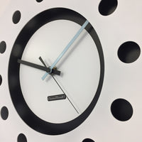 BeoXL - Wandklok wit flens mecanica volledige zwart met witte kleine binnen cirkel blauwzwart pointer modern dutch design handgemaakt 40 cm
