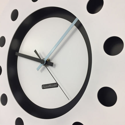 BeoXL - Wandklok wit flens mecanica volledige zwart met witte kleine binnen cirkel blauwzwart pointer modern dutch design handgemaakt 40 cm