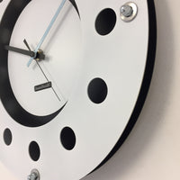BeoXL - Wandklok wit flens mecanica volledige zwart met witte kleine binnen cirkel blauwzwart pointer modern dutch design handgemaakt 40 cm