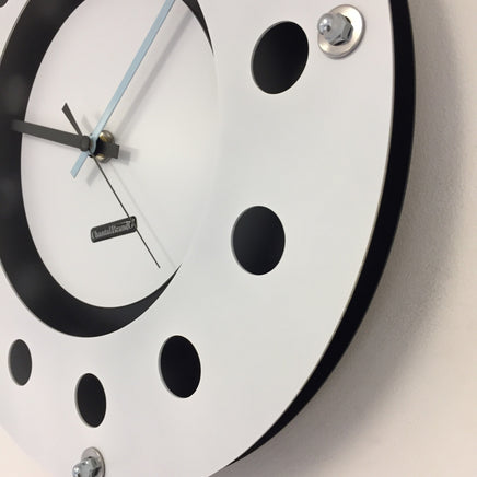 BeoXL - Wandklok wit flens mecanica volledige zwart met witte kleine binnen cirkel blauwzwart pointer modern dutch design handgemaakt 40 cm