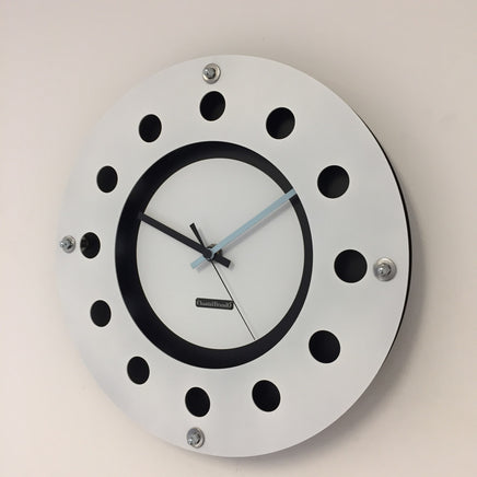 BeoXL - Wandklok wit flens mecanica volledige zwart met witte kleine binnen cirkel blauwzwart pointer modern dutch design handgemaakt 40 cm