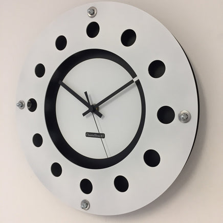 BeoXL - Wandklok wit flens mecanica volledig zwart met witte kleine binnen cirkel zwart pointer modern dutch design handgemaakt 40 cm