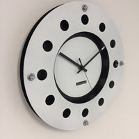 BeoXL - Wandklok wit flens mecanica volledig zwart met witte kleine binnen cirkel zwart pointer modern dutch design handgemaakt 40 cm