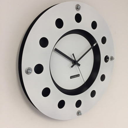 BeoXL - Wandklok wit flens mecanica volledig zwart met witte kleine binnen cirkel zwart pointer modern dutch design handgemaakt 40 cm