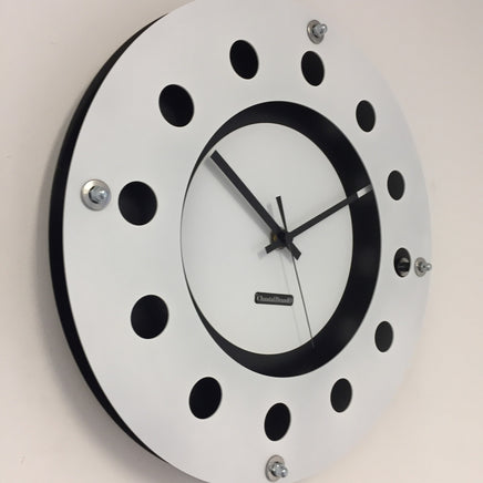 BeoXL - Wandklok wit flens mecanica volledig zwart met witte kleine binnen cirkel zwart pointer modern dutch design handgemaakt 40 cm