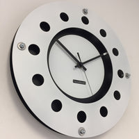 BeoXL - Wandklok wit flens mecanica volledig zwart met witte kleine binnen cirkel zwart pointer modern dutch design handgemaakt 40 cm