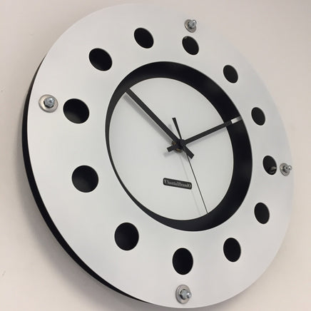 BeoXL - Wandklok wit flens mecanica volledig zwart met witte kleine binnen cirkel zwart pointer modern dutch design handgemaakt 40 cm