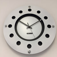 BeoXL - Wandklok wit flens mecanica volledig zwart met witte kleine binnen cirkel zwart pointer modern dutch design handgemaakt 40 cm