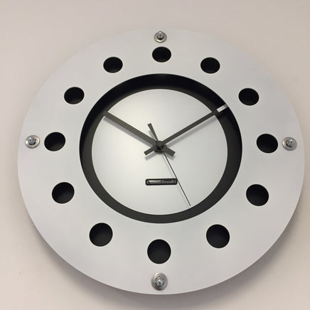 BeoXL - Wandklok wit flens mecanica volledig zwart met witte kleine binnen cirkel zwart pointer modern dutch design handgemaakt 40 cm