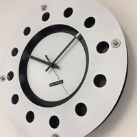 BeoXL - Wandklok wit flens mecanica volledig zwart met witte kleine binnen cirkel zwart pointer modern dutch design handgemaakt 40 cm