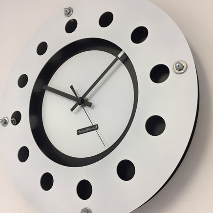 BeoXL - Wandklok wit flens mecanica volledig zwart met witte kleine binnen cirkel zwart pointer modern dutch design handgemaakt 40 cm