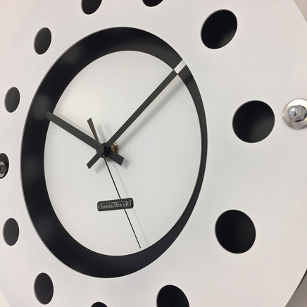 BeoXL - Wandklok wit flens mecanica volledig zwart met witte kleine binnen cirkel zwart pointer modern dutch design handgemaakt 40 cm