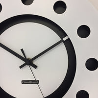BeoXL - Wandklok wit flens mecanica volledig zwart met witte kleine binnen cirkel zwart pointer modern dutch design handgemaakt 40 cm