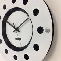 BeoXL - Wandklok wit flens mecanica volledig zwart met witte kleine binnen cirkel zwart pointer modern dutch design handgemaakt 40 cm