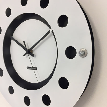 BeoXL - Wandklok wit flens mecanica volledig zwart met witte kleine binnen cirkel zwart pointer modern dutch design handgemaakt 40 cm