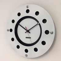 BeoXL - Wandklok wit flens mecanica volledig zwart met witte kleine binnen cirkel zwart rood pointer modern dutch design handgemaakt 40 cm