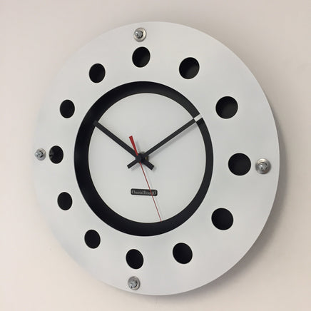 BeoXL - Wandklok wit flens mecanica volledig zwart met witte kleine binnen cirkel zwart rood pointer modern dutch design handgemaakt 40 cm