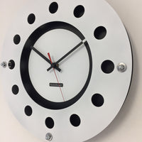 BeoXL - Wandklok wit flens mecanica volledig zwart met witte kleine binnen cirkel zwart rood pointer modern dutch design handgemaakt 40 cm