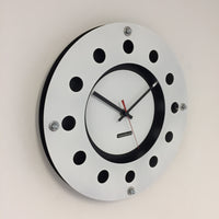 BeoXL - Wandklok wit flens mecanica volledig zwart met witte kleine binnen cirkel zwart rood pointer modern dutch design handgemaakt 40 cm