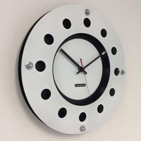 BeoXL - Wandklok wit flens mecanica volledig zwart met witte kleine binnen cirkel zwart rood pointer modern dutch design handgemaakt 40 cm