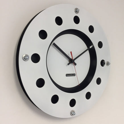 BeoXL - Wandklok wit flens mecanica volledig zwart met witte kleine binnen cirkel zwart rood pointer modern dutch design handgemaakt 40 cm
