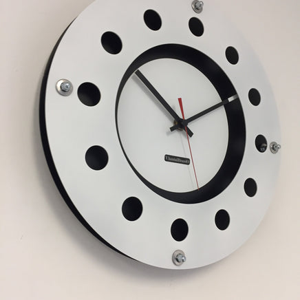 BeoXL - Wandklok wit flens mecanica volledig zwart met witte kleine binnen cirkel zwart rood pointer modern dutch design handgemaakt 40 cm