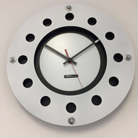BeoXL - Wandklok wit flens mecanica volledig zwart met witte kleine binnen cirkel zwart rood pointer modern dutch design handgemaakt 40 cm