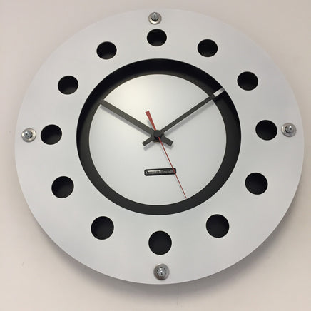 BeoXL - Wandklok wit flens mecanica volledig zwart met witte kleine binnen cirkel zwart rood pointer modern dutch design handgemaakt 40 cm