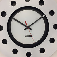 BeoXL - Wandklok wit flens mecanica volledig zwart met witte kleine binnen cirkel zwart rood pointer modern dutch design handgemaakt 40 cm