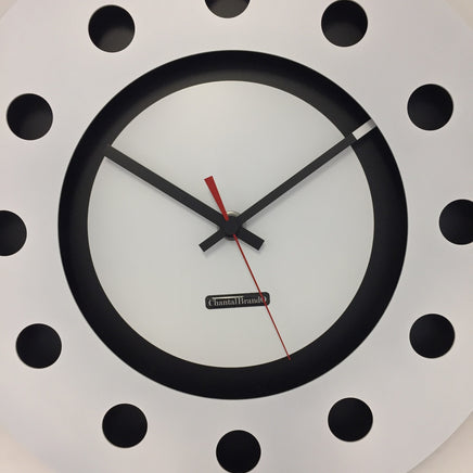 BeoXL - Wandklok wit flens mecanica volledig zwart met witte kleine binnen cirkel zwart rood pointer modern dutch design handgemaakt 40 cm