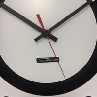 BeoXL - Wandklok wit flens mecanica volledig zwart met witte kleine binnen cirkel zwart rood pointer modern dutch design handgemaakt 40 cm