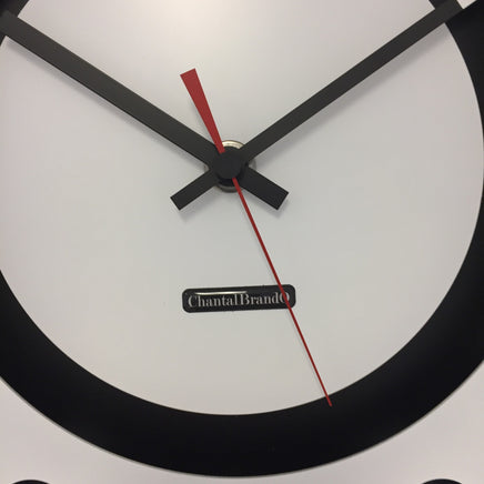 BeoXL - Wandklok wit flens mecanica volledig zwart met witte kleine binnen cirkel zwart rood pointer modern dutch design handgemaakt 40 cm