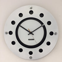 BeoXL - Wandklok wit flens mecanica volledige zwart met wit kleine binnencirkel zwart goud pointer modern dutch design handgemaakt 40 cm