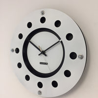 BeoXL - Wandklok wit flens mecanica volledige zwart met wit kleine binnencirkel zwart goud pointer modern dutch design handgemaakt 40 cm