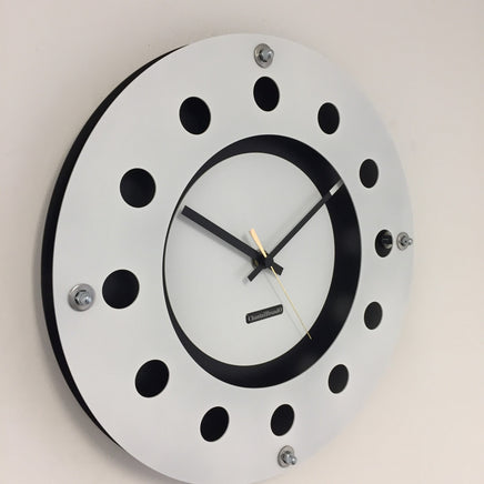 BeoXL - Wandklok wit flens mecanica volledige zwart met wit kleine binnencirkel zwart goud pointer modern dutch design handgemaakt 40 cm
