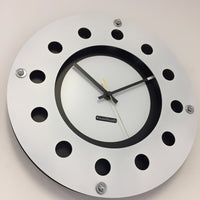 BeoXL - Wandklok wit flens mecanica volledige zwart met wit kleine binnencirkel zwart goud pointer modern dutch design handgemaakt 40 cm