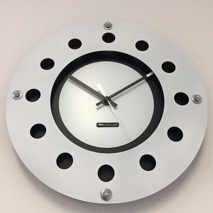 BeoXL - Wandklok wit flens mecanica volledige zwart met wit kleine binnencirkel zwart goud pointer modern dutch design handgemaakt 40 cm