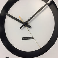 BeoXL - Wandklok wit flens mecanica volledige zwart met wit kleine binnencirkel zwart goud pointer modern dutch design handgemaakt 40 cm