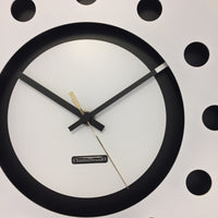 BeoXL - Wandklok wit flens mecanica volledige zwart met wit kleine binnencirkel zwart goud pointer modern dutch design handgemaakt 40 cm