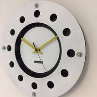 BeoXL - Wandklok wit flens mecanica volledige zwart met wit kleine binnencirkel zwart geel zwart pointer modern dutch design handgemaakt 40 cm