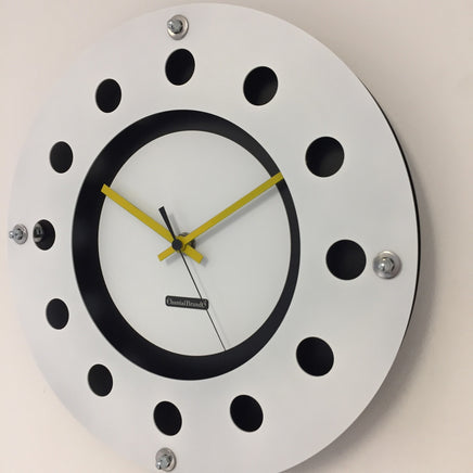 BeoXL - Wandklok wit flens mecanica volledige zwart met wit kleine binnencirkel zwart geel zwart pointer modern dutch design handgemaakt 40 cm